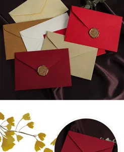 Gedetailleerd uitzicht op vintage getextureerde enveloppen met waszegel op zijde.