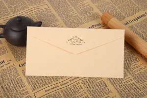 Détail d'enveloppe en papier kraft, style vintage, design élégant d'estampage à chaud pour lettres.