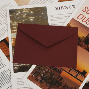 Détail en gros plan d'une enveloppe en papier rouge bordeaux, texture de papeterie.