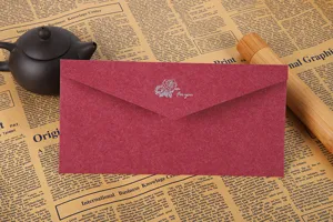 Enveloppe en papier spécial rouge avec motif de rose argentée, format 22x11cm pour cartes.