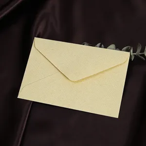 Gedetailleerd overzicht van de gestructureerde papieren enveloppe op elegante satin.