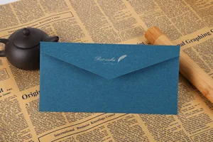 Détail de l'enveloppe en papier spécial bleu avec un motif de vœux élégant et une texture raffinée.