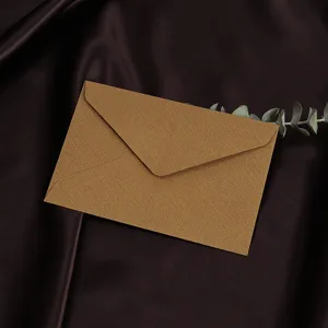 Detail van bruine gestructureerde papieren envelope, elegante retro schrijfwaren voor brieven.