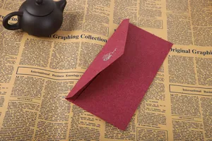 Enveloppe en papier spécial bordeaux avec marquage à chaud élégant pour lettres et invitations