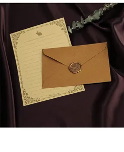 Vintage briefpapier set met envelop en elegant waszegel voor speciale berichten.