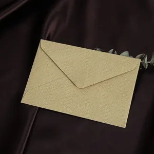 Vintage linnen textuur envelop voor trouwuitnodigingen, wenskaarten en zakelijke post.