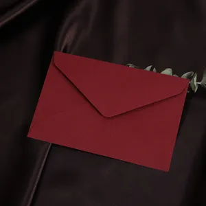 Bordeaux rode gestructureerde papieren envelop voor liefdesbrieven, elegant kantoordetail.