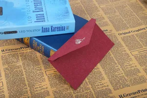 Enveloppe papier spécial rouge foncé rose marquage à chaud texte pour carte postale