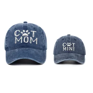 Conjunto de gorras de béisbol en mezclilla lavada con bordados de Cat Mom y Cat Mini
