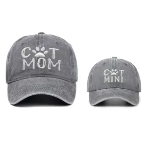 Primer plano de gorras bordadas Cat Mom y Mini para padres e hijos en gris