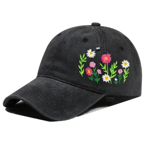 Detailansicht der gewaschenen schwarzen Baseballkappe mit lebhafter Blumenstickerei