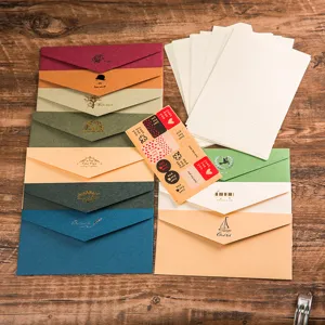 Ensemble de papeterie rétro vintage avec enveloppes colorées et papier à lettres