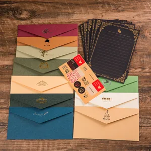 Ensemble de papeterie vintage avec enveloppes colorées, papier à lettres et autocollants.