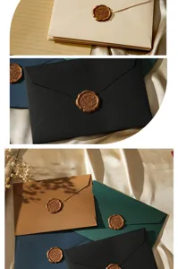 Détail d'enveloppes texturées vintage avec tampons de cire et papeterie élégante de qualité.
