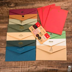 Ensemble de papeterie et d'enveloppes vintage dorées pour invitation de mariage d'affaires.