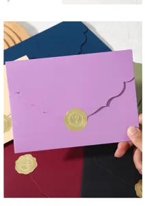 Enveloppes colorées à bords festonnés et autocollants dorés pour invitations et cartes.