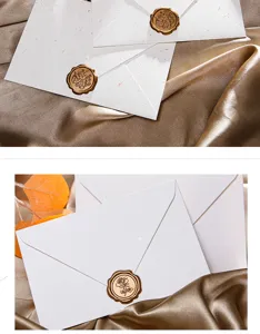 Vue rapprochée détaillée d'une enveloppe de style rétro avec un sceau de cire sur satin.