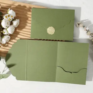 Élégante carte d'invitation pliée en trois vert olive avec enveloppe et sceau de cire.