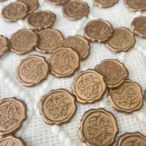 Goldene Wachssiegelstempel mit geprägtem For You Motiv, ideal für Hochzeitseinladungen.