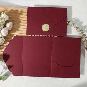 Élégante carte d'invitation de mariage pliée en trois avec enveloppe assortie et bordure.