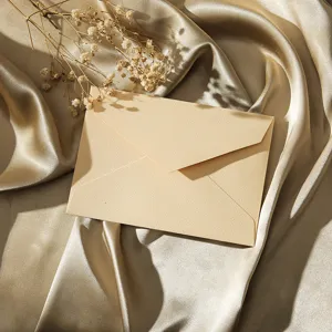 Gros plan sur l'enveloppe texturée de style rétro pour lettres d'amour et papeterie.