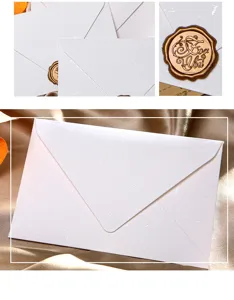 Gros plan détaillé d'une enveloppe vintage blanc neige avec cachet de cire doré élégant.