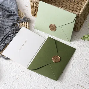 Set di buste verde avocado e oliva con biglietto d'auguri di compleanno e sigillo in cera.