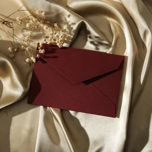 Enveloppe texturee rouge fonce papeterie de mariage retro minimaliste pour lettre d'amour.