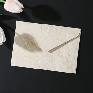 Busta in carta con texture marmo vintage, elegante cancelleria per inviti matrimonio.