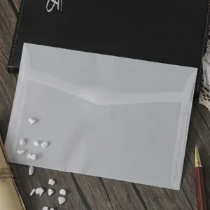 Doorzichtige perkamentpapier enveloppe detailweergave, ideaal voor trouwkaarten.