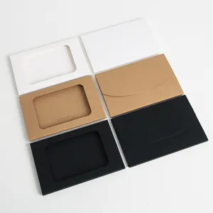 Vue détaillée de poches d'emballage en papier épais pour cartes en blanc, kraft et noir.