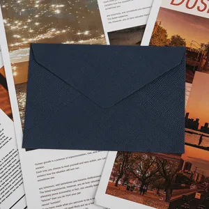 Détail d'enveloppe en lin texturé bleu foncé, invitation et papeterie de style vintage.