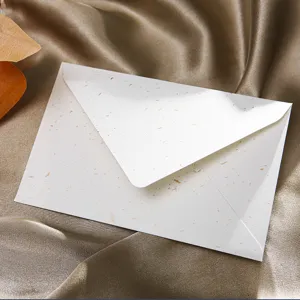 Élégante enveloppe blanche mouchetée pour lettres d'amour et invitations de fête.