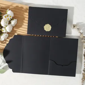 Enveloppe noire pliée en trois pour invitation de mariage avec dentelle et sceau doré