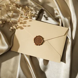Enveloppe rétro en lin avec sceau de cire, détail élégant pour vos lettres romantiques.
