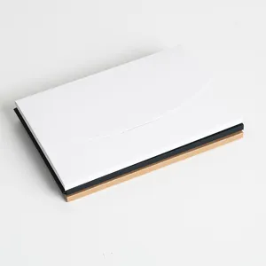 Vue détaillée de porte-cartes et enveloppes en papier empilés en blanc, noir et kraft.