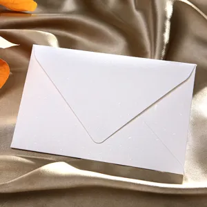 Enveloppe en papier texturé blanc de qualité supérieure avec motif de neige pour mariage.