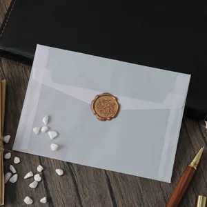 Gedetailleerde close-up van een doorzichtige pergamijn envelop verzegeld met gouden waszegel.