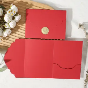 Cartes d'invitation pliantes rouges avec des bords en dentelle et des autocollants de sceau de cire.