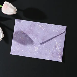Elegante busta viola con trama in marmo e dettagli dorati per inviti di nozze retrò.