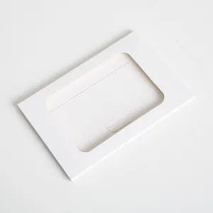 Vue détaillée de pochette de carte en papier blanc, design de fenêtre évidé pour boîtes.