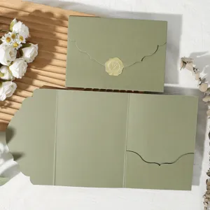 Détail de carte d'invitation en enveloppe à trois volets avec design en dentelle verte.