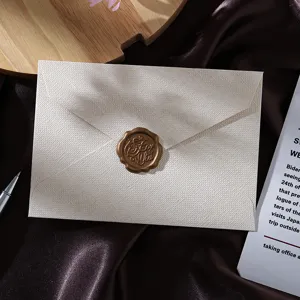 Gros plan détaillé d'une enveloppe rétro texturée avec un sceau de cire en bronze élégant.