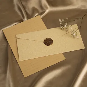 Nahaufnahme des Retro Leinen Briefumschlag und Briefpapier Sets mit Siegel und Trockenblume.