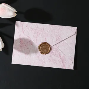 Busta rosa in marmo vintage con sigillo di cera dorato per matrimonio e lettere d'amore.