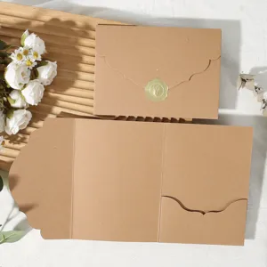Ensemble d'enveloppes d'invitation de mariage en papier kraft plié en trois avec bordure.