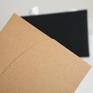 Vue détaillée d'un étui de carte postale en papier kraft épais avec fenêtre découpée.