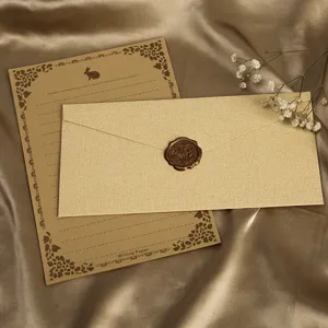 Nahaufnahme von Vintage Briefpapier und Leinenumschlag Set mit Siegelwachs Dekoration.