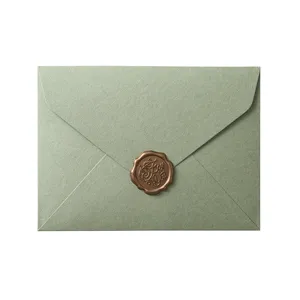 Busta verde avocado con sigillo in cera bronzo, elegante carta per compleanno e feste.