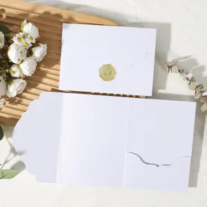 Vue de détail d'une enveloppe d'invitation blanche à trois volets avec bordure en dentelle et sceau.